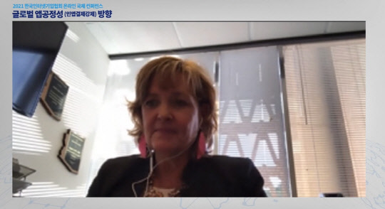 이날 행사에서 구글의 인앱결제 강제를 막기 위한 법안을 발의했던 레지나 콥 미 아리조나주 하원 법사위원장이 기조 강연을 하고 있다. 영상 캡처.